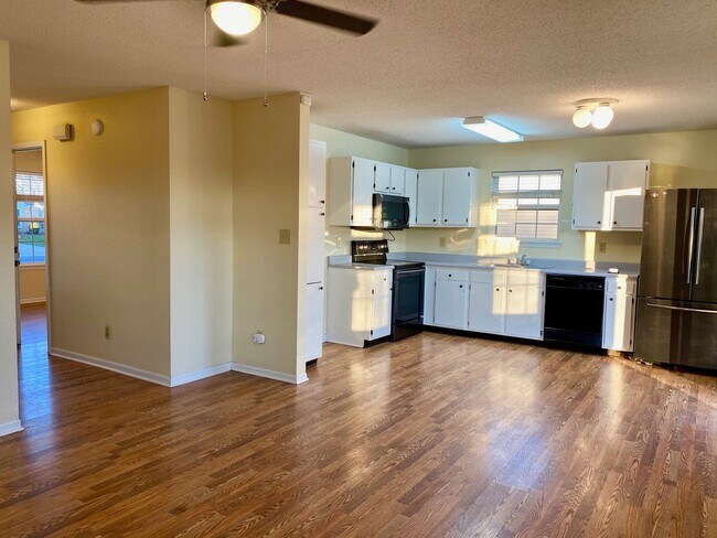 Building Photo - COMING SOON! Wonderful 3 Bedroom 2 Bathroo...