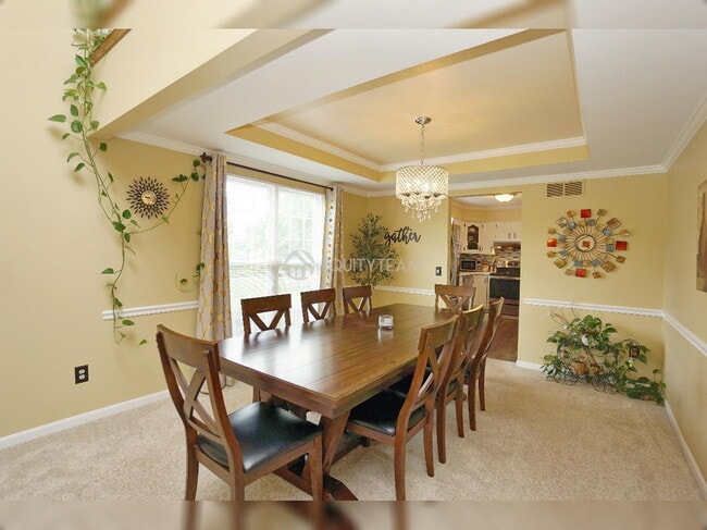 Building Photo - 6275 Hummingbird Dr