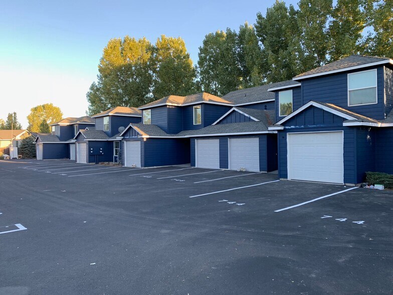 Building Photo - 748 NE Oak Place