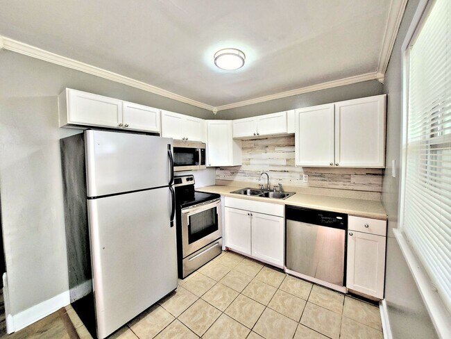 Building Photo - 1504 Oakwood Ave NE