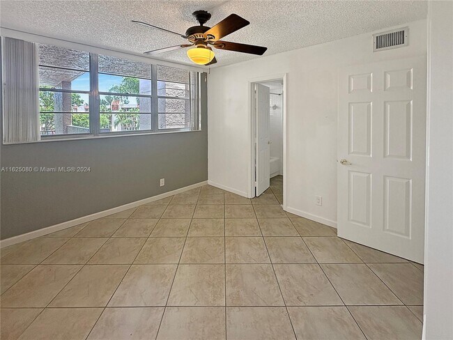 Building Photo - 1911 Sabal Palm Dr