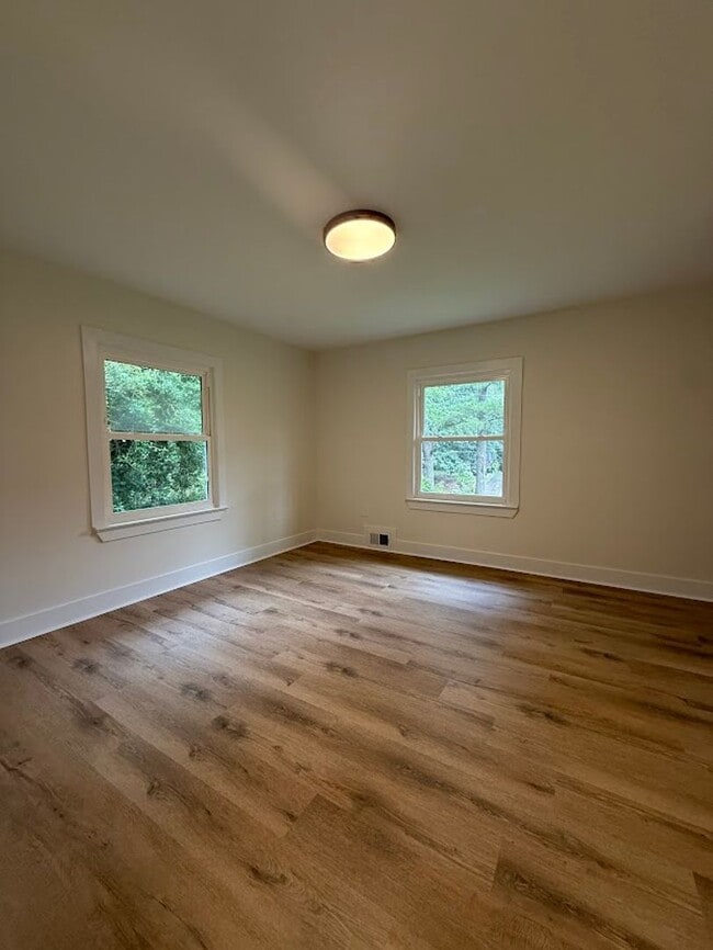 Building Photo - 5 Bed 3 bath in Atlanta!