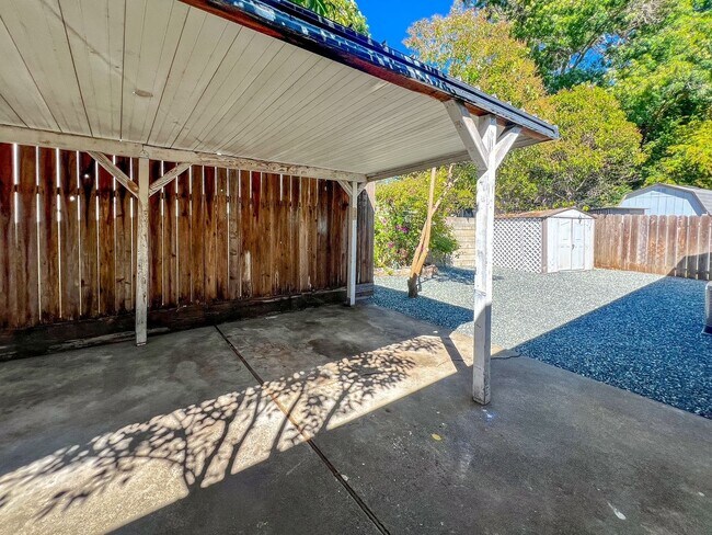 Building Photo - Minahen, 310-316