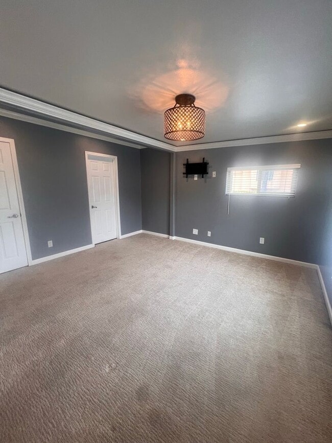 Building Photo - Beautiful 3 Bed / 2 Bath Home with Detached Bonus Space
