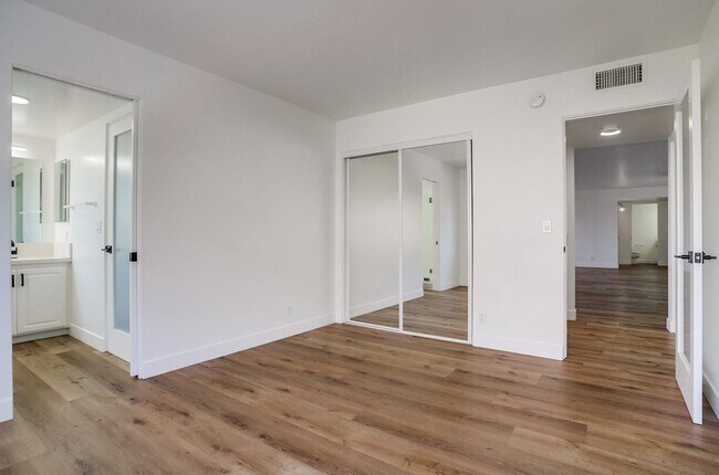 Building Photo - 435 N Oakhurst Dr