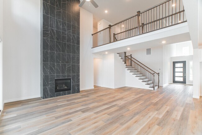 Building Photo - 11 Mariposa Wds Dr