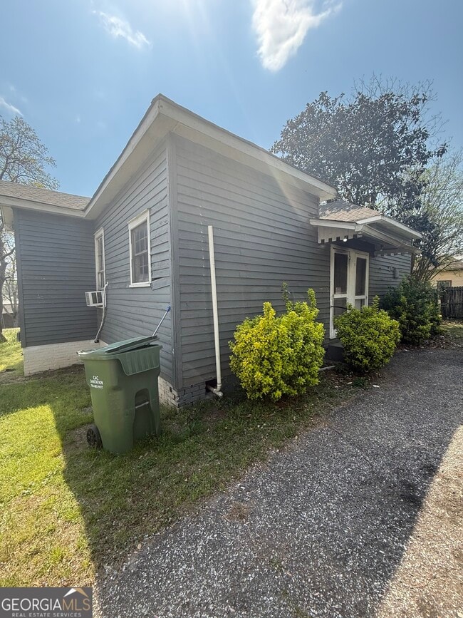 Building Photo - 902 1st St