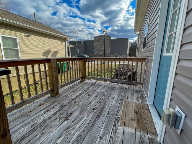 Building Photo - 510 Lakeview Ave, Colonial Heights