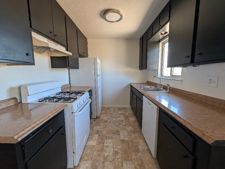 Building Photo - 2455-24V6 V-6 Rd