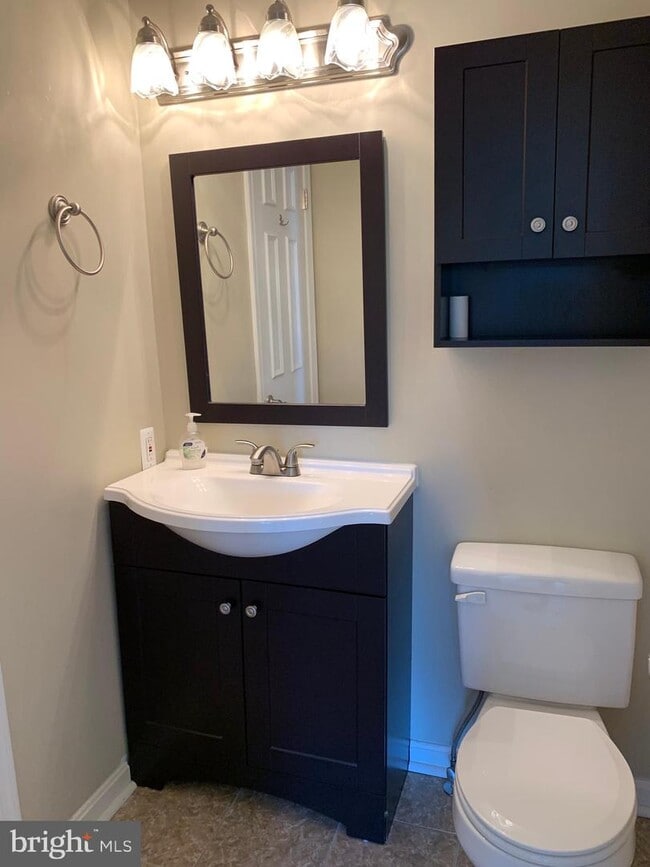 Building Photo - 6084B Essex House Square