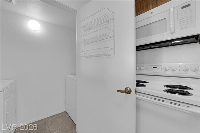 Building Photo - Beautiful 2 bedroom condo with garage!!!