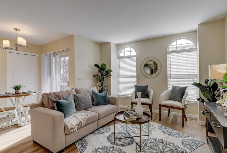 Open floor plan - living, dining and kitchen - 5712 W Asbury Plz