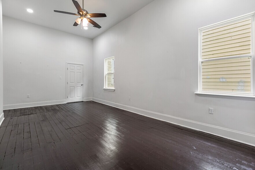 Building Photo - 1337 Touro St