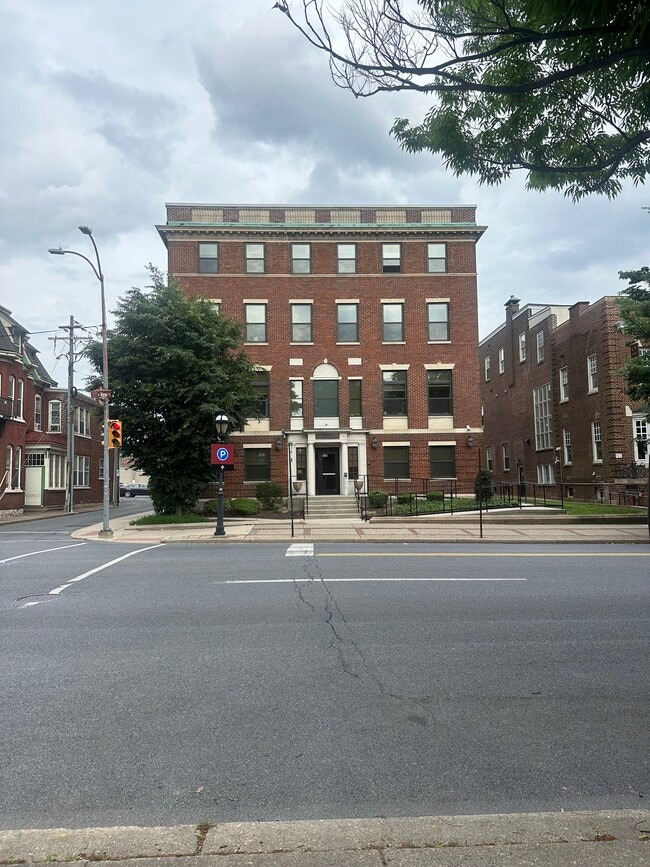 Building Photo - 528 N New St