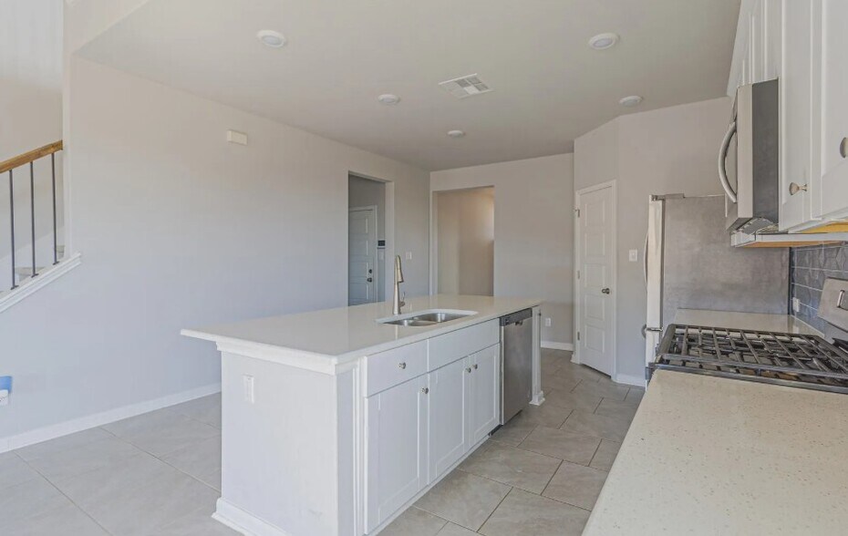 Building Photo - 2511 Seabream Dr