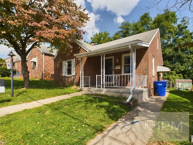 Building Photo - Charming 3BR Cape Cod Home in York Suburban Schools with Fenced Yard & Sunroom!!