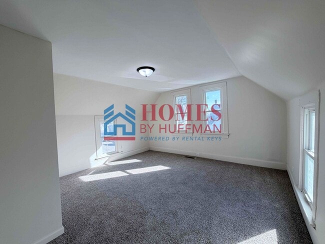 Building Photo - Three Bedroom House w/ Bonus Room