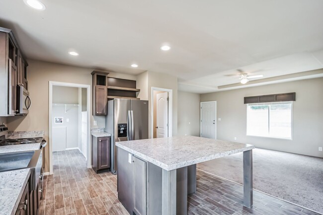 Building Photo - 1/2 off first month's rent and free Samsun...