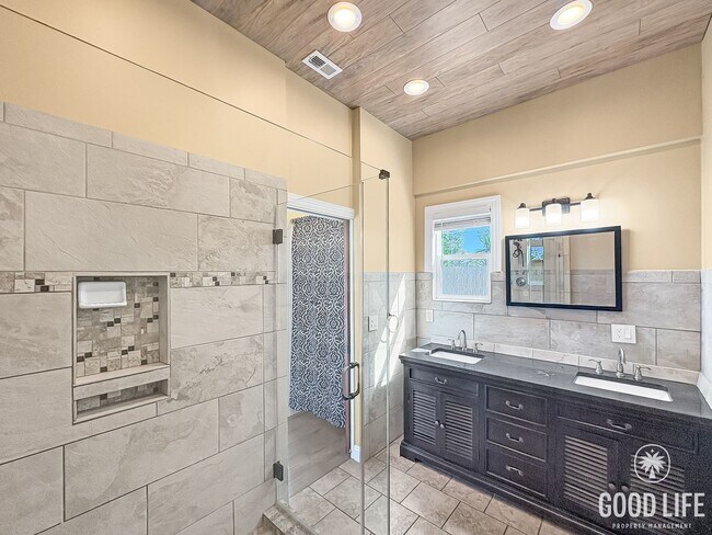 Building Photo - Newly remodeled 4bed/2bath home w/upgrades!