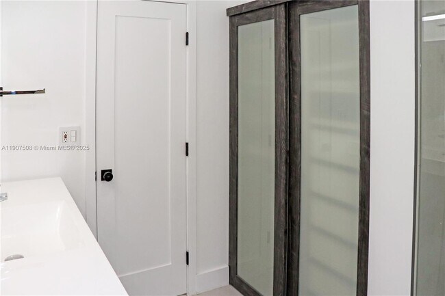 Building Photo - 11020 SW 140th Ave