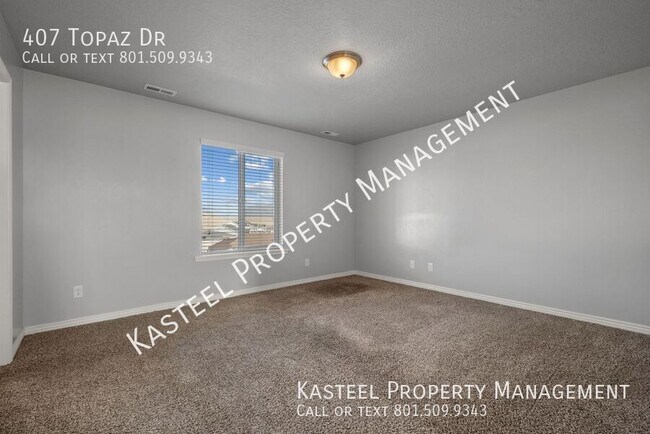 Building Photo - 407 Topaz Dr