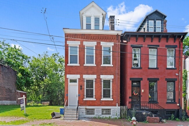 Building Photo - 3 bed 2 bath - fresh updates, central air,...