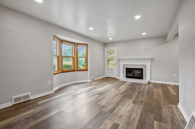Building Photo - 3302 South Park Rd