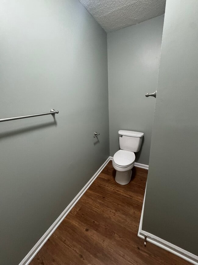 Building Photo - Beautiful 2 Bedroom 1.5 Bath Town Home! Ne...