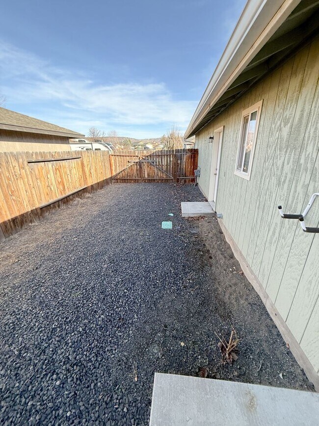 Building Photo - Three Bedroom, Two Bath House