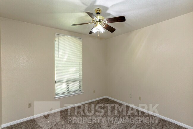 Building Photo - 800 Silver Creek Dr