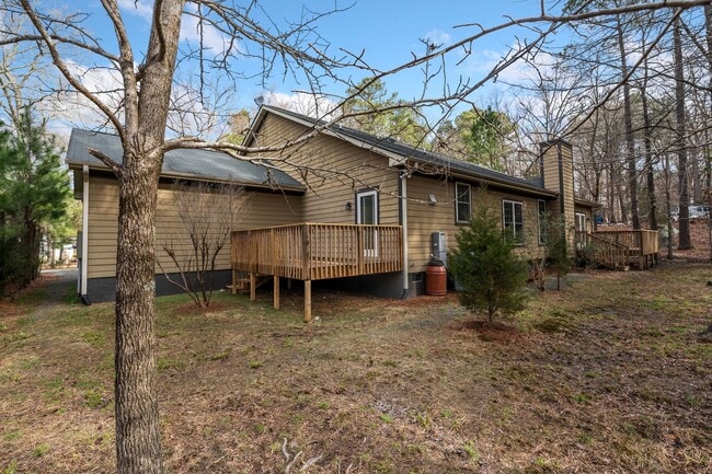 Building Photo - Fantastic one level ranch close to Carrboro
