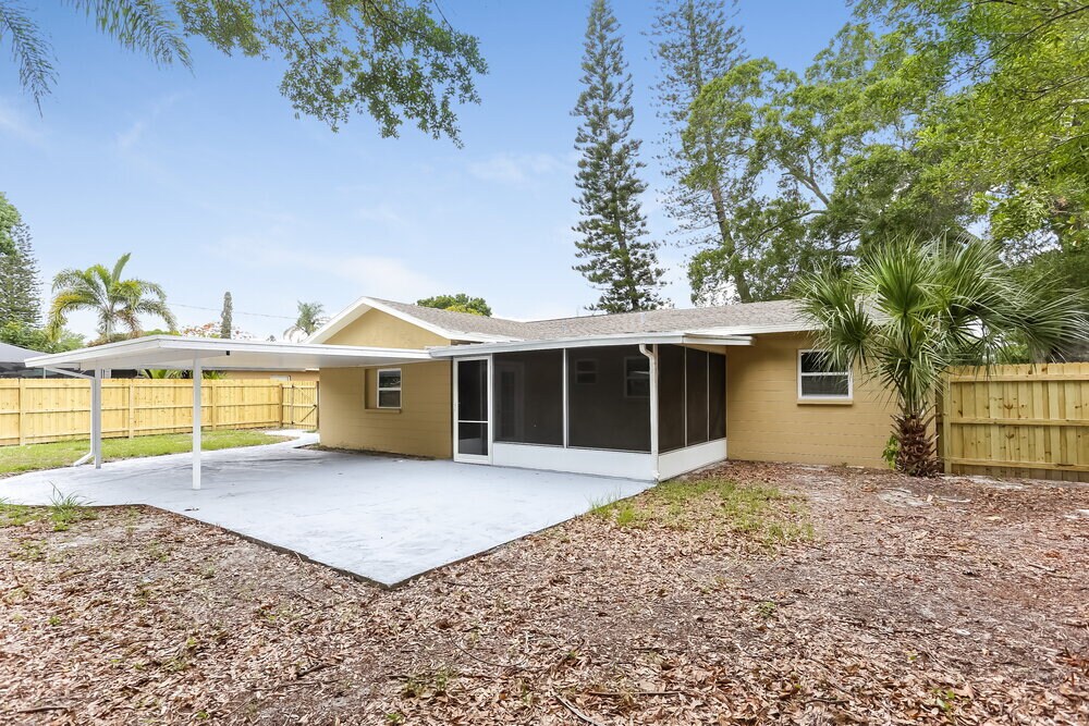 Building Photo - 2054 62nd Pl S