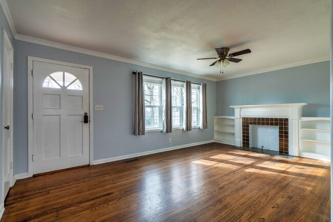 Building Photo - Adorable move in ready bungalow.