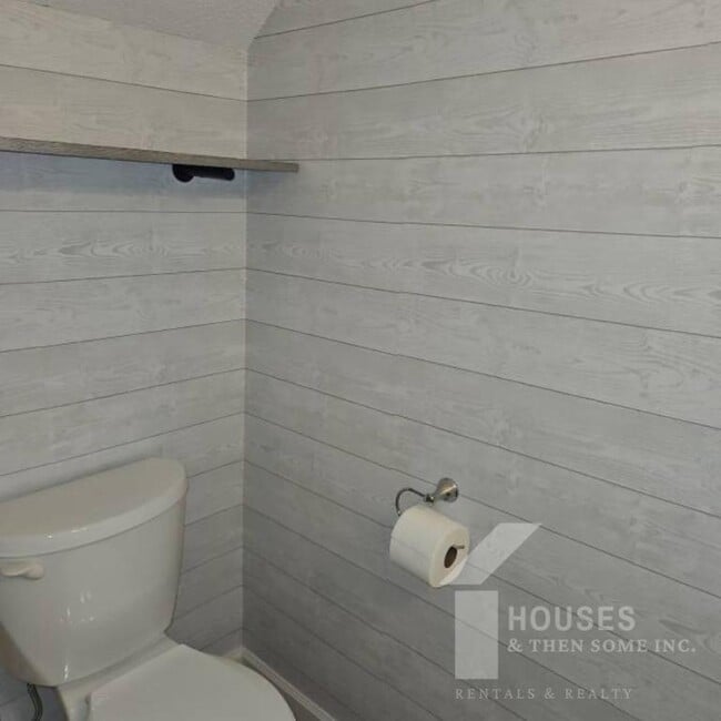 Building Photo - 553 Memorial Dr Ext