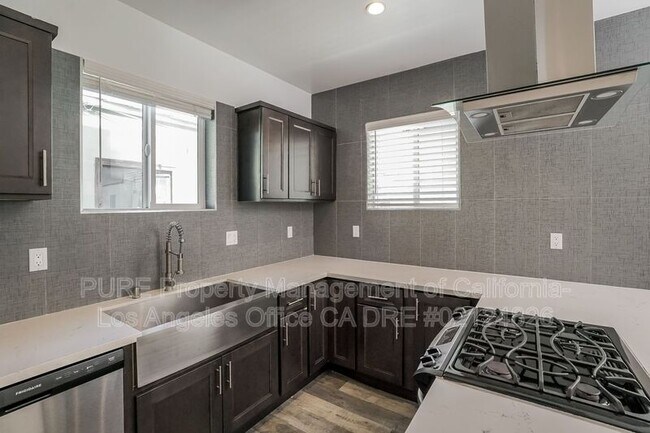 Building Photo - 1340 N Kenmore Ave