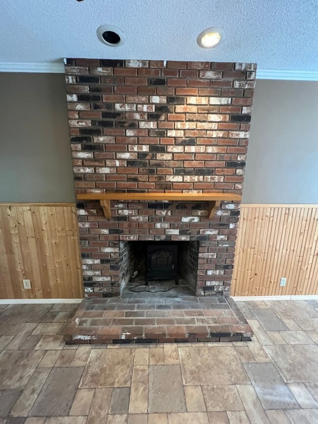 Building Photo - Spacious 3 Bedroom Ranch