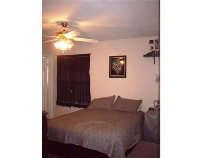 Building Photo - Spacious 3/2 duplex in great location