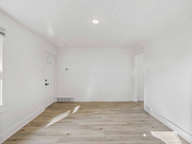 Building Photo - AVAILABLE OCT 1st! Don't miss this RENOVATED 2 bedroom in Penn Hills!