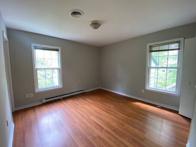 Building Photo - Spacious 3 BD, 1.5 BA Rancher off Brook Road Available in July