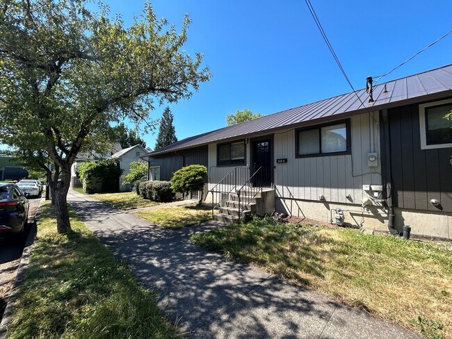 Building Photo - 2031 SE Ivon St
