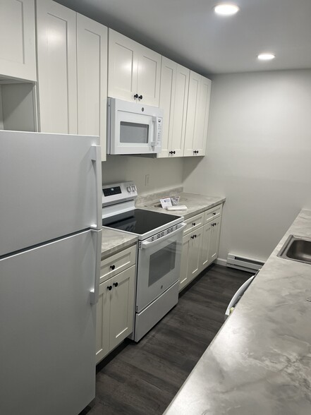 Kitchen - 89 S Lake Ave