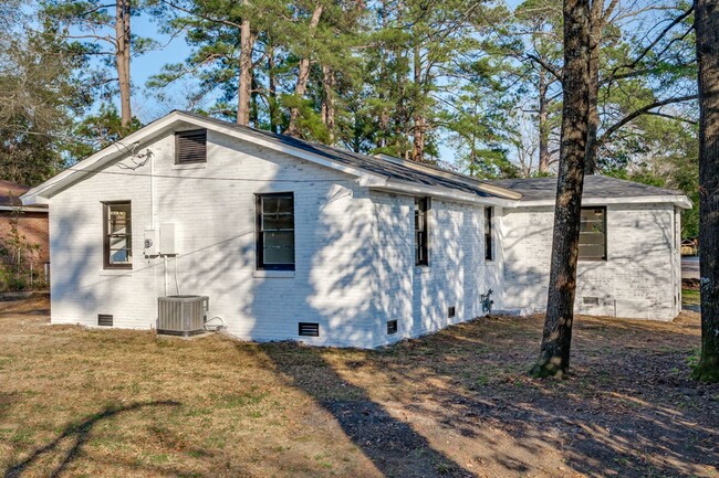 Building Photo - Modern Living in Prime Location