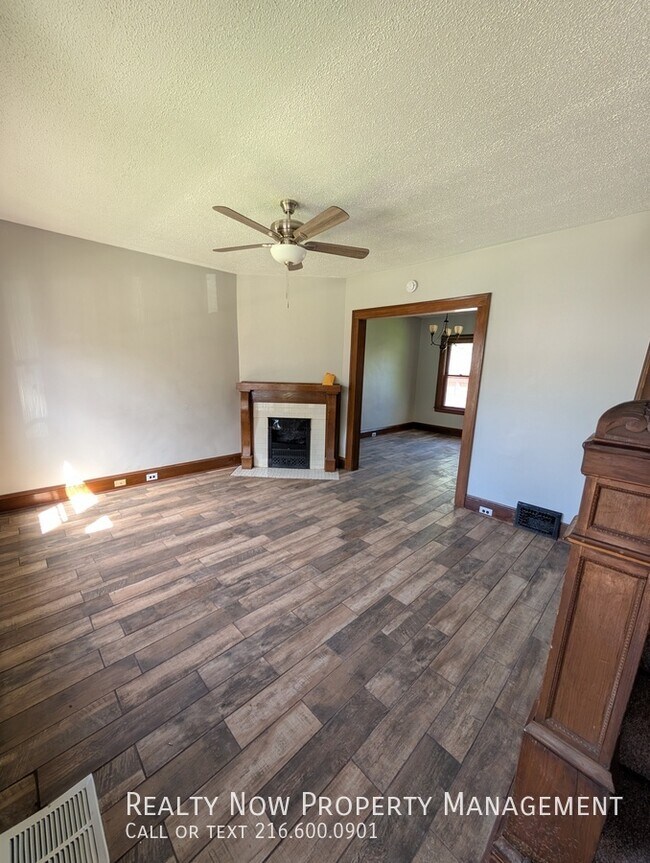 Building Photo - 1313 W 93rd St