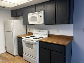 Building Photo - 301 Brookside Ln