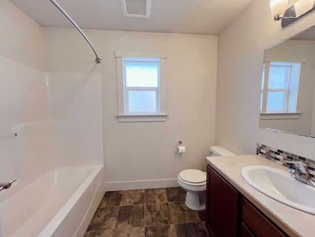 Building Photo - 3-Bedroom Duplex Just Blocks from WWU