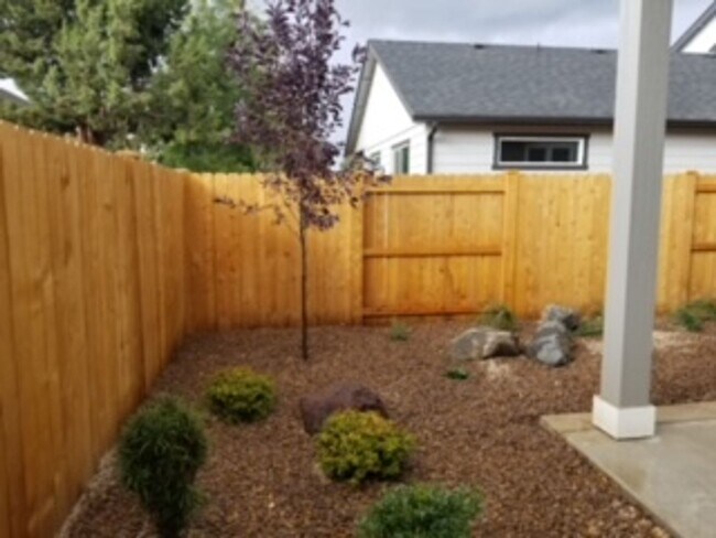 Building Photo - Stunning newer home in NE Bend neighborhood!