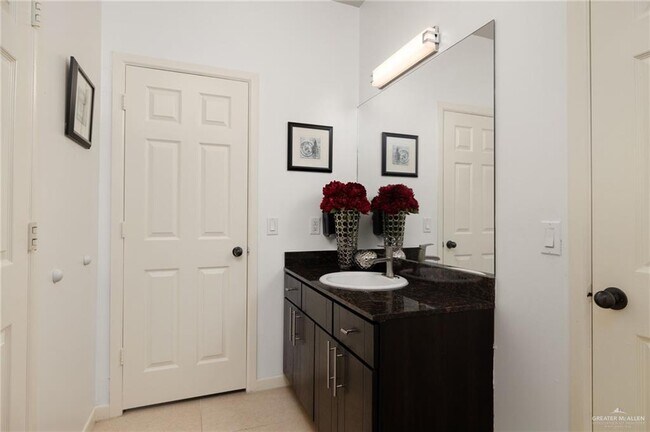 Building Photo - 26 Travis St