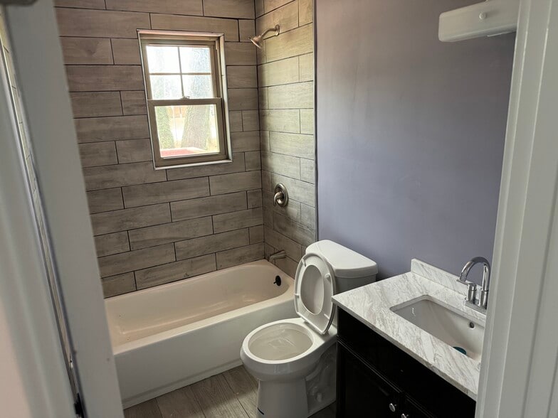 Building Photo - 1272 OH-131