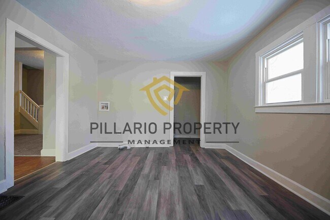 Building Photo - Close to Marion University, 3 Bedroom, 1.5...