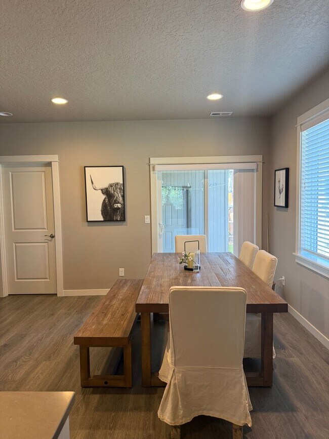 Building Photo - Beautiful 4-bdr with Bonus Loft and 3-car garage in Sisters!